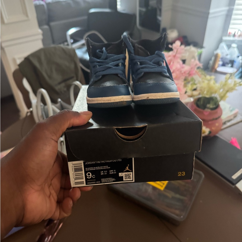 Jordan Infant Sneakers in Navy and White